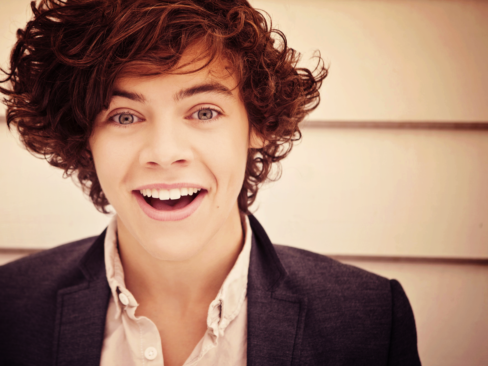 Harry-Styles-harry-styles-30398958-1600-1200